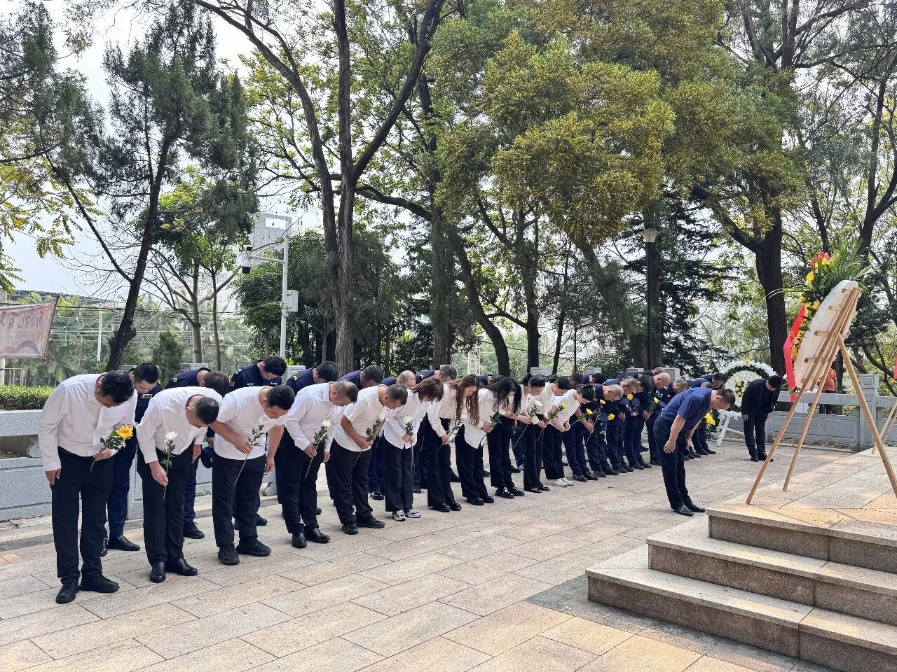 公司组织员工赴山厦革命烈士陵园缅怀先烈